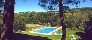 Seasonal outdoor pool, pool umbrellas, sun loungers - Hotel Michelangelo (Chianciano Terme)