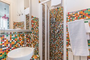 Shower, rainfall showerhead, hair dryer, towels - Abbraccia Morfeo (Rome)