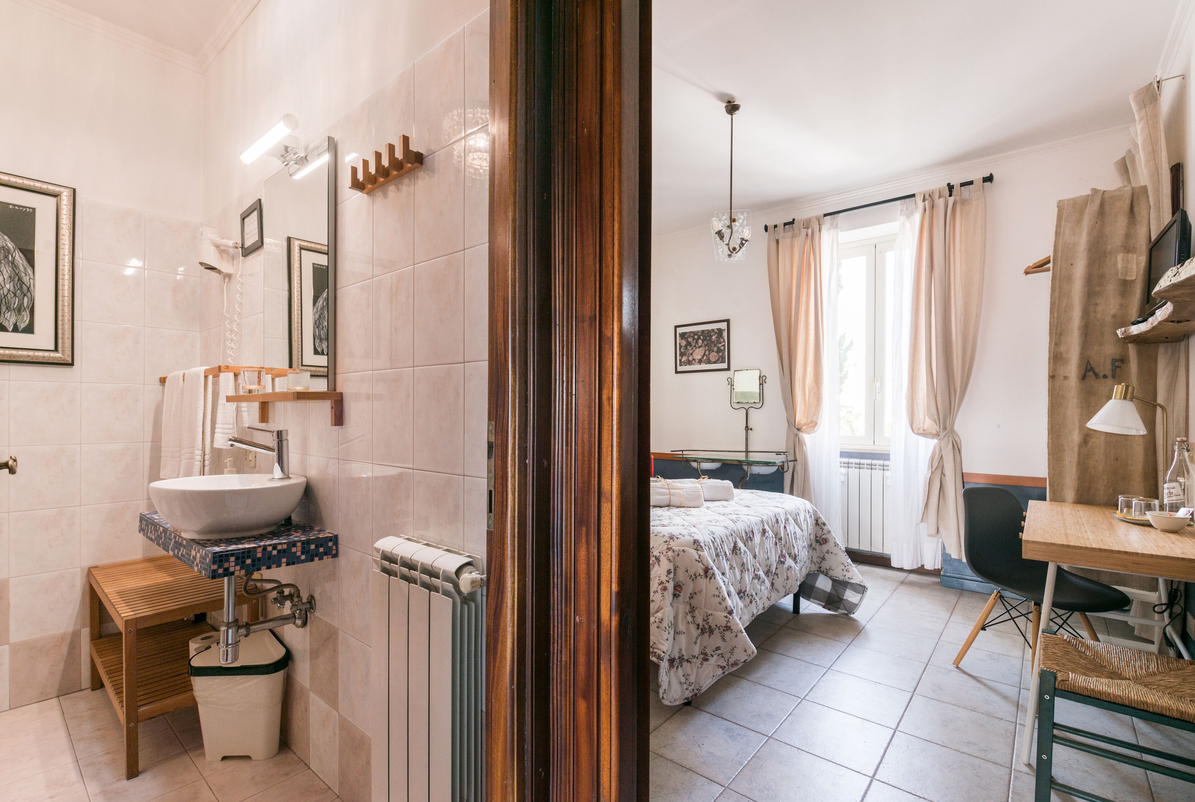 Une salle de bain avec un lavabo, un miroir et des toilettes.