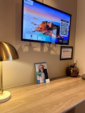Habitación Confort doble, varias habitaciones, balcón, en la zona del patio | Televisión