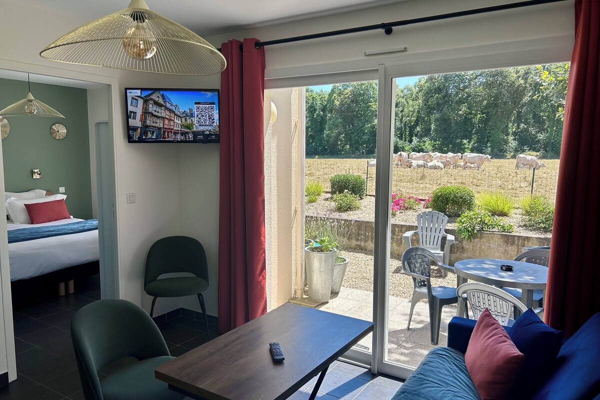 Deluxe Double Room, 1 Bedroom, Kitchen, Garden Area | Living area