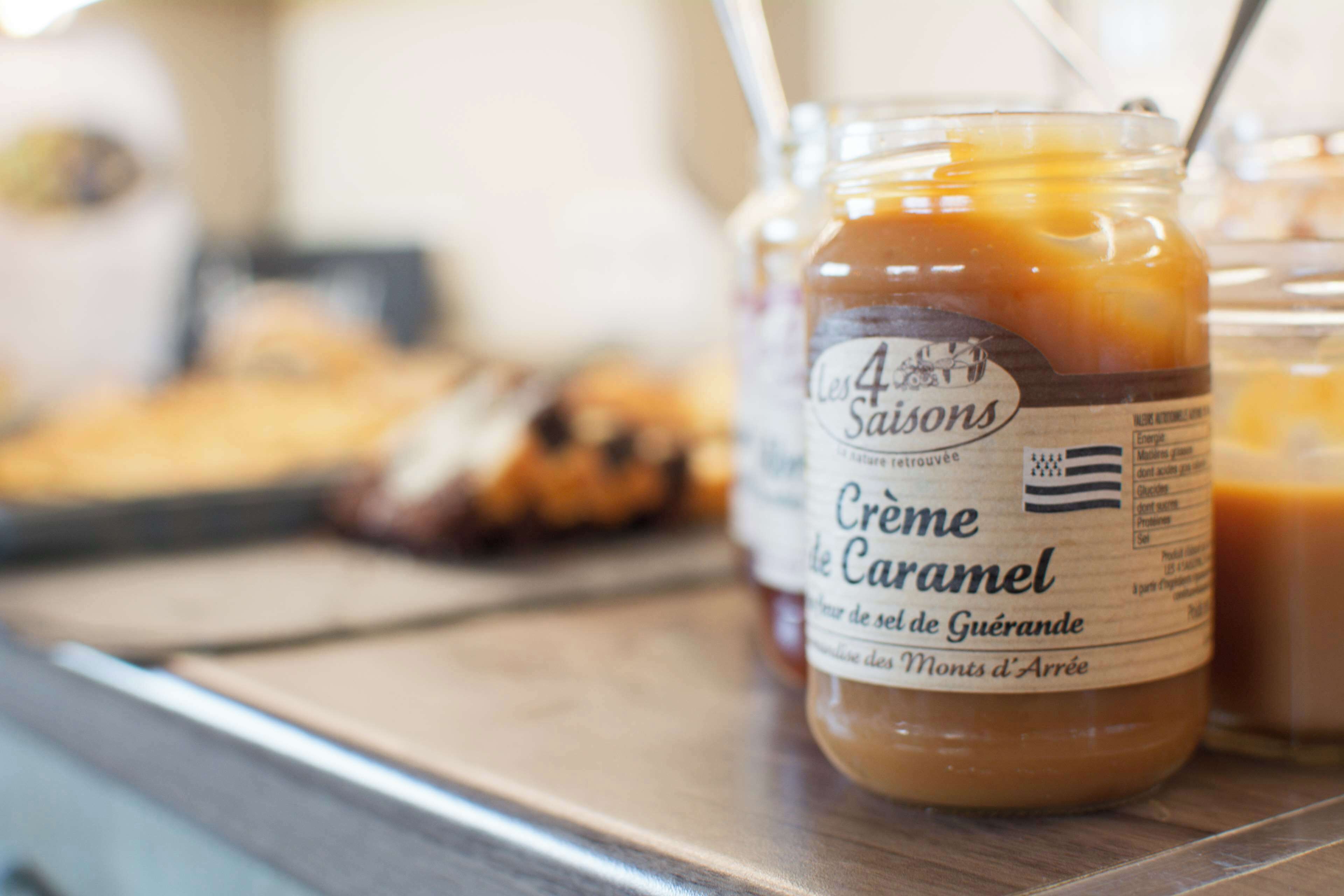 A jar of Crème de Caramel with a label indicating it is from Les 4 Saisons.