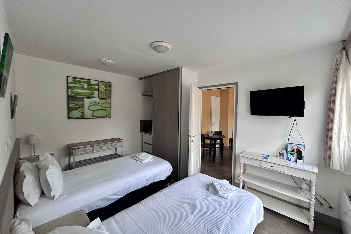 Driepersoonskamer | Luxe beddengoed, Select Comfort-bedden, geluiddichte muren