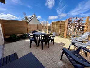 Deluxe Triple Room, 1 Bedroom, Courtyard Area | Balcony