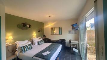 Deluxe Triple Room, 1 Bedroom, Courtyard Area | Premium bedding, Select Comfort beds, soundproofing, iron/ironing board