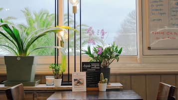 Desayuno buffet diario (EUR 12 por persona)