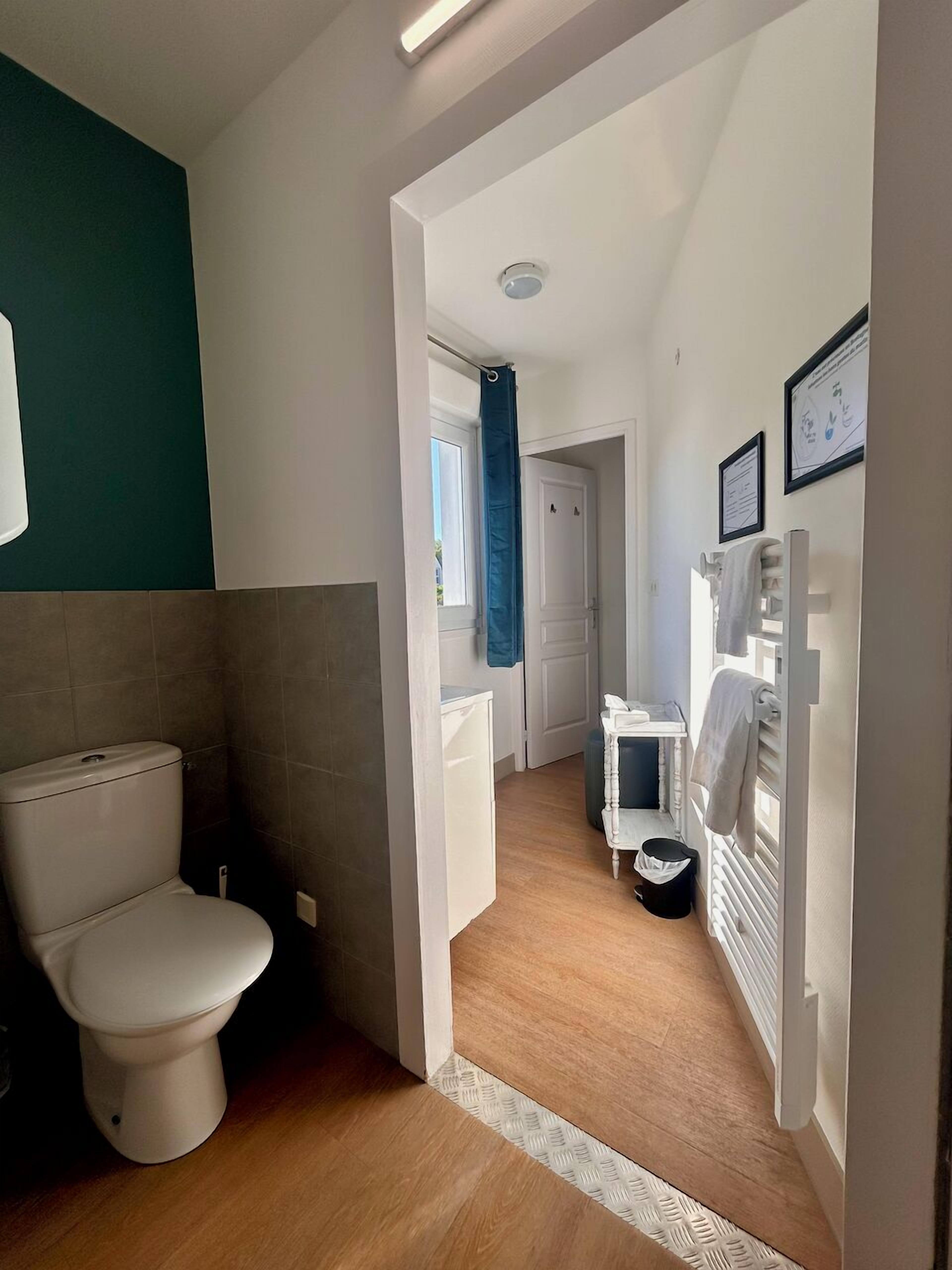 Une salle de bain avec des toilettes, une douche et un lavabo.