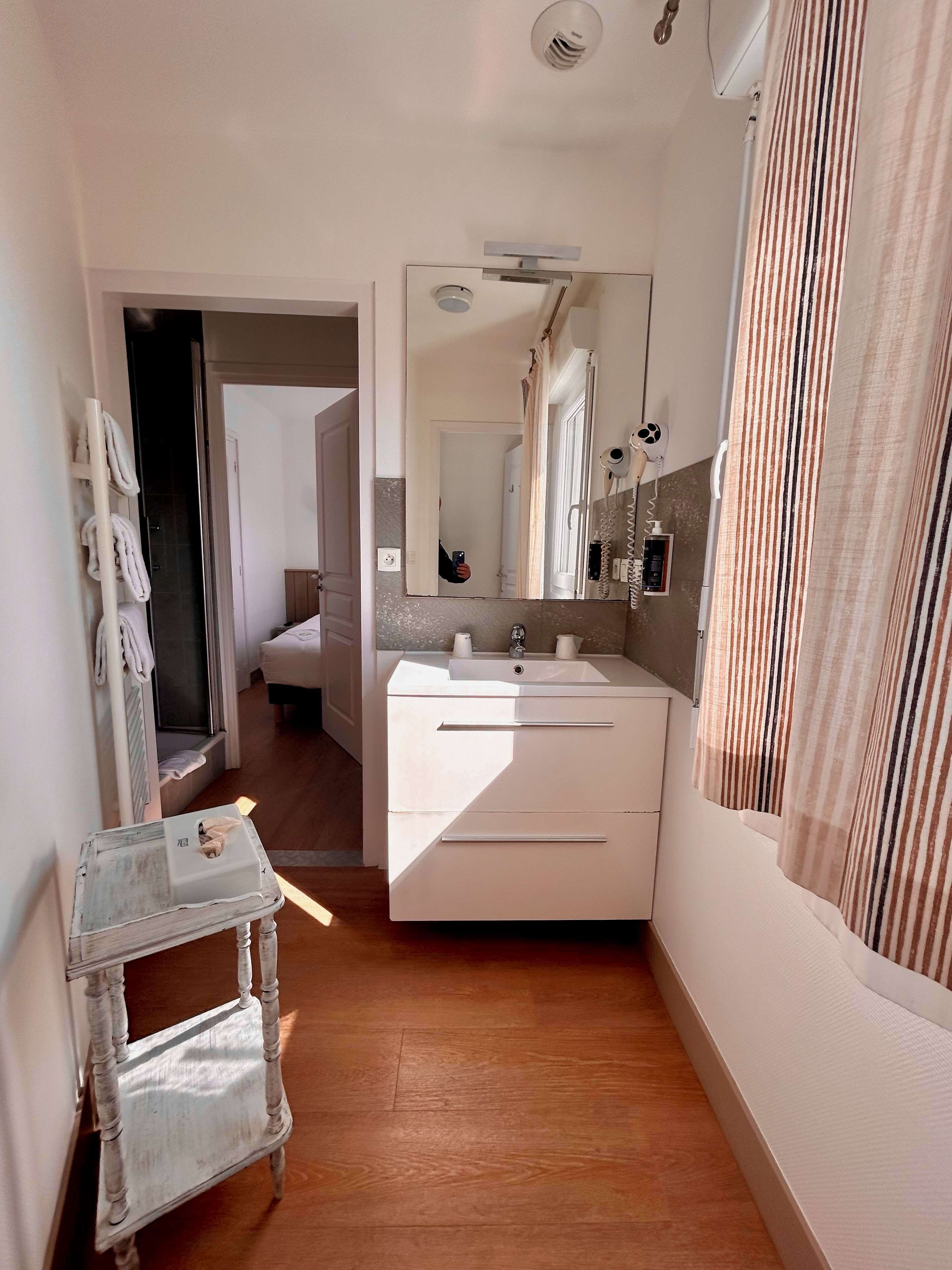 quadruple room (4 personnes) | bathroom | shower, eco-friendly toiletries, hair dryer, towels