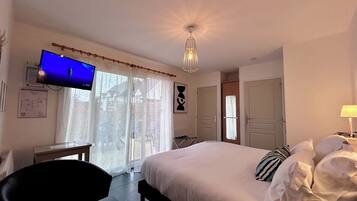 Kolmen hengen premium-huone, 1 makuuhuone, patio, piha-alue | Näkymä huoneesta