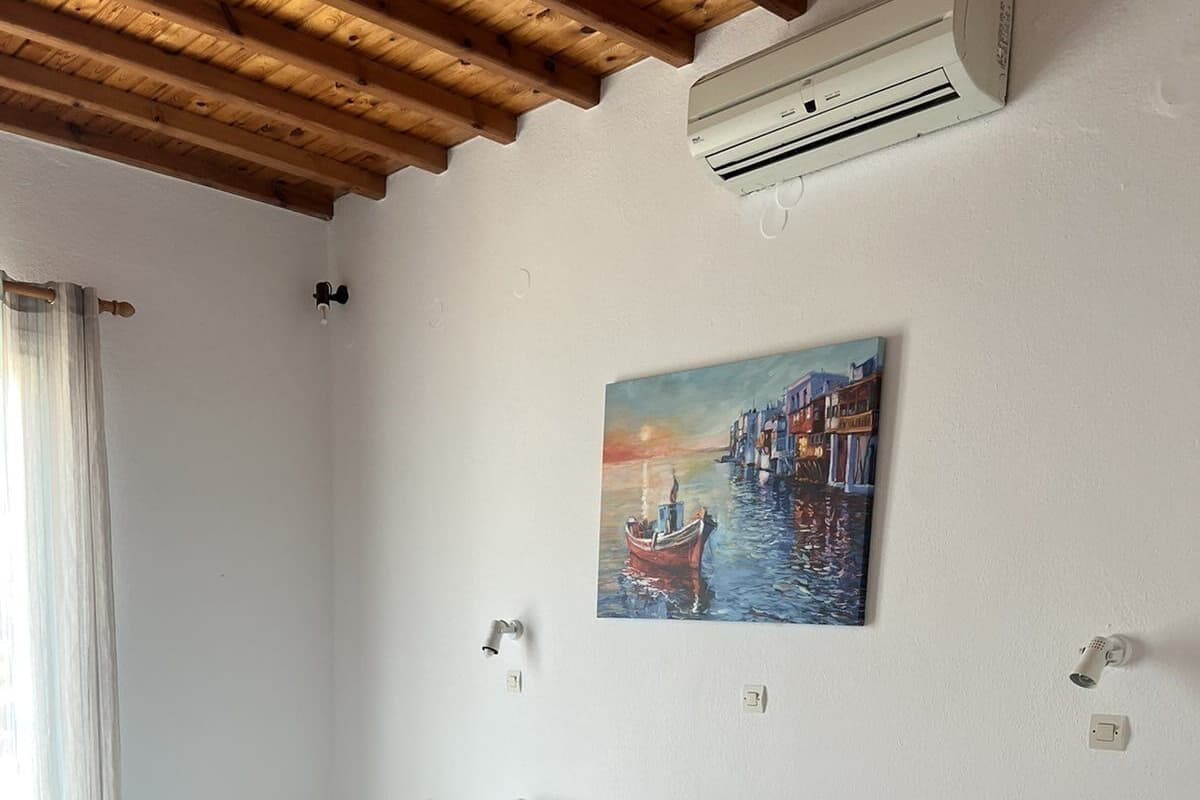 In-room safe, soundproofing, free WiFi, bed sheets