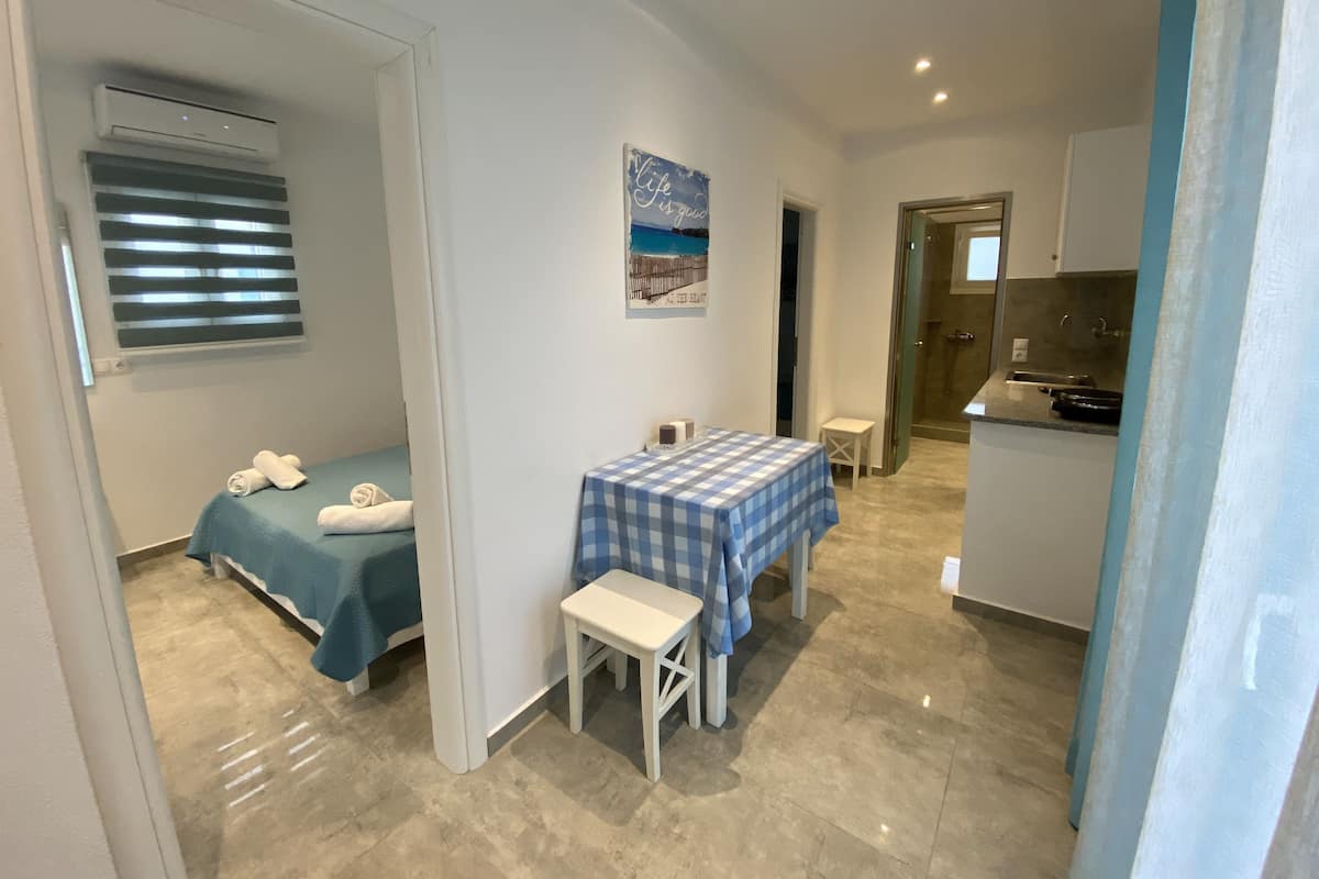 In-room safe, soundproofing, free WiFi, bed sheets