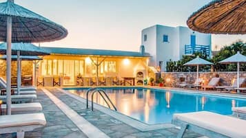 Una piscina al aire libre de temporada