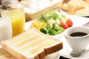Daily buffet breakfast (JPY 1150 per person) - Hotel Wing International Shin-Osaka (Osaka)