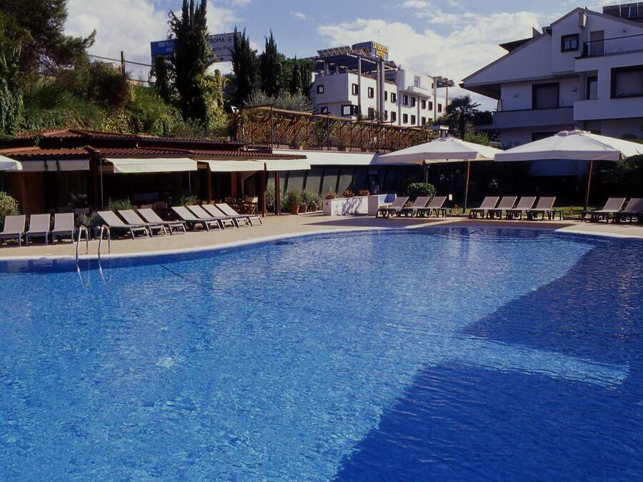 Piscina externa, funciona das 10h às 19h, guarda-sóis, espreguiçadeiras