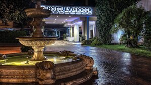 A fountain in front of Hotel La Giocca at night. - Hotel La Giocca (Rome)