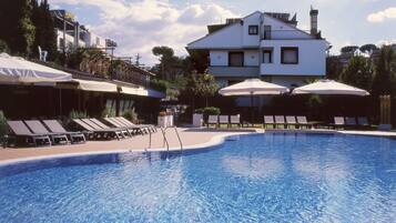 Utomhuspool, öppet 10.00 till 19.00, parasoller och solstolar