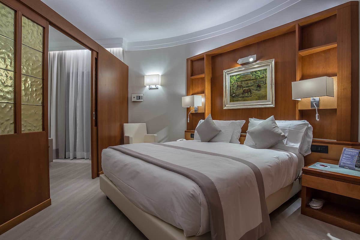 Junior Suite | 1 bilik tidur, peralatan tempat tidur hipoalergenik, bar mini