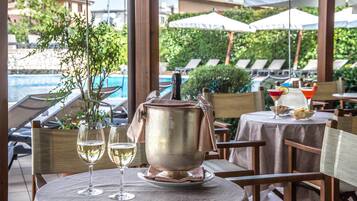 Déjeuner et dßner servis sur place, vue sur le jardin