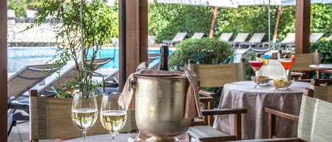 Lunsj og middag serveres, utsikt mot hagen