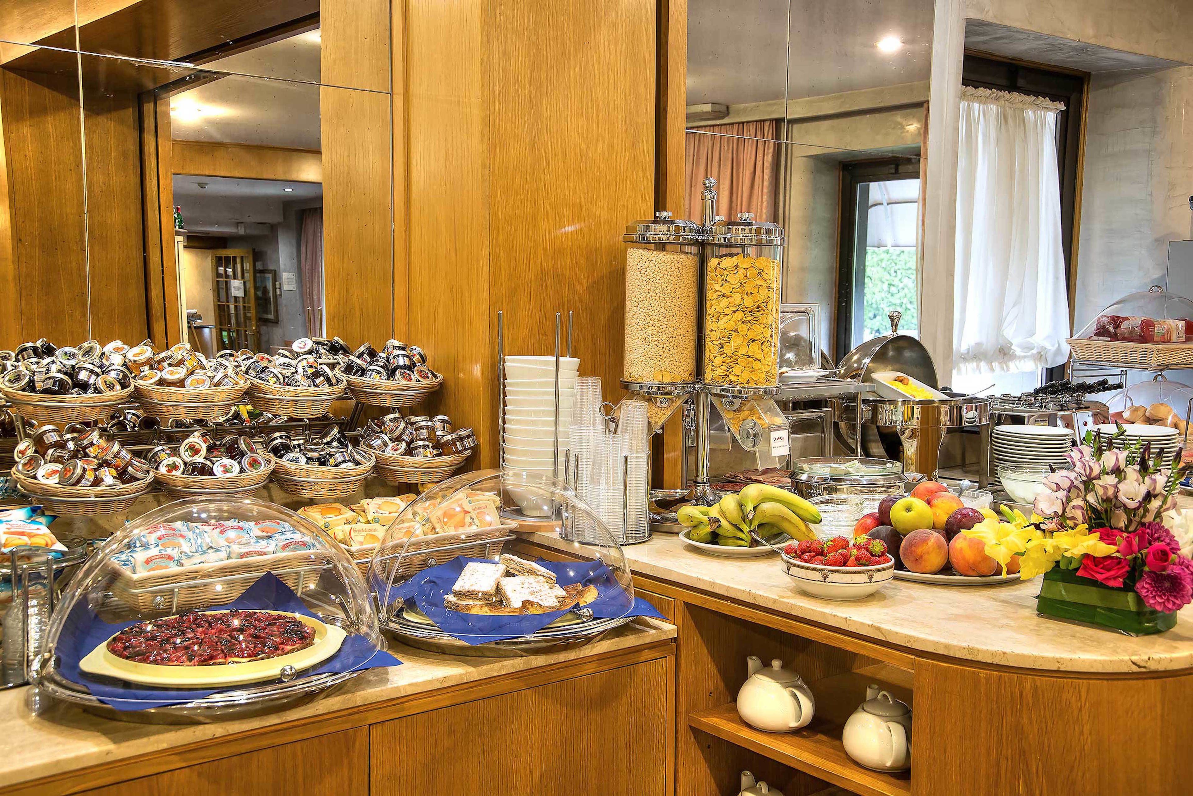 Een buffet met diverse gerechten en een fruitpresentatie.