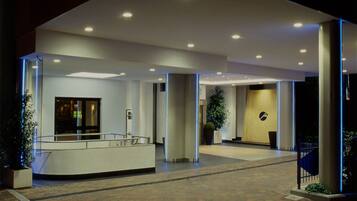 Facciata della struttura - sera/notte