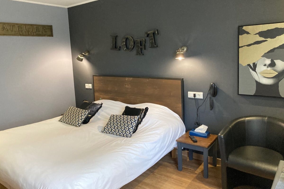 Chambre Double, salle de bains attenante (Acces jardin)