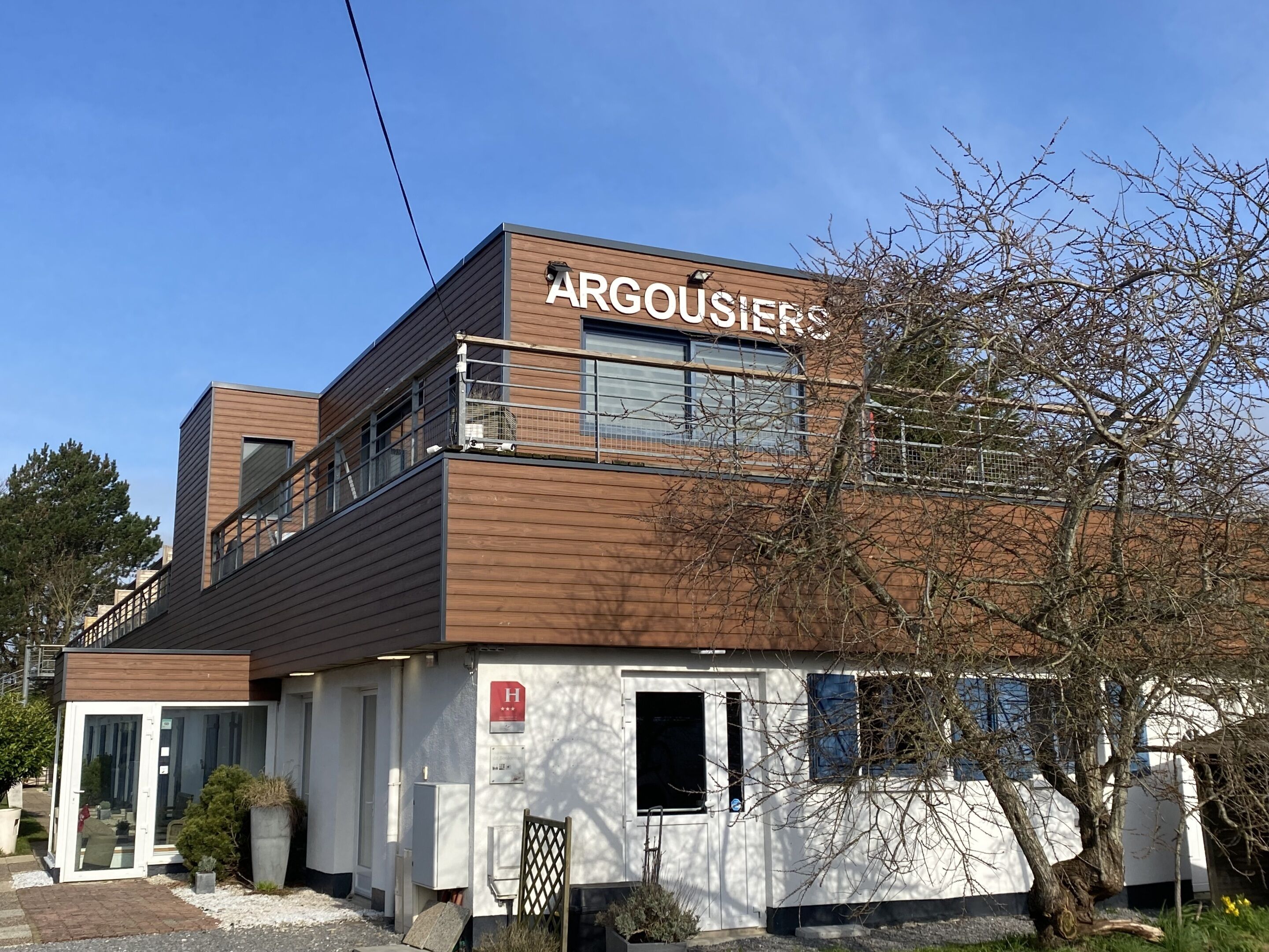 Een modern gebouw met een bord waarop 