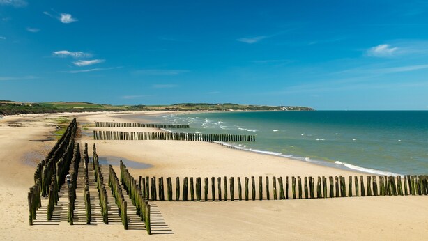 A beach with wooden groynes, sandy shore, and clear blue sky. - Hôtel des Argousiers (Ambleteuse)