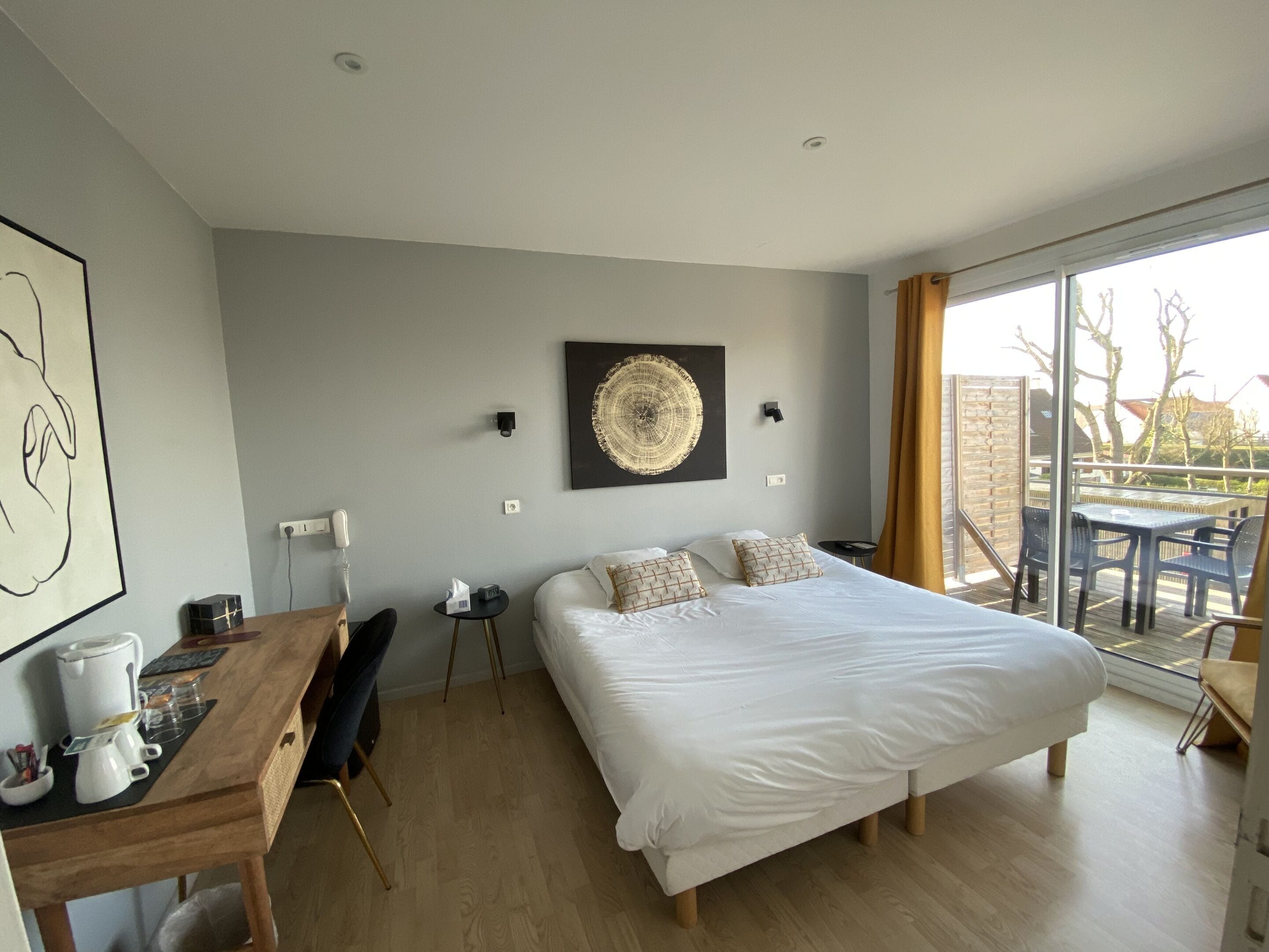 Kahden hengen comfort-huone, kylpyhuone makuuhuoneen yhteydessä