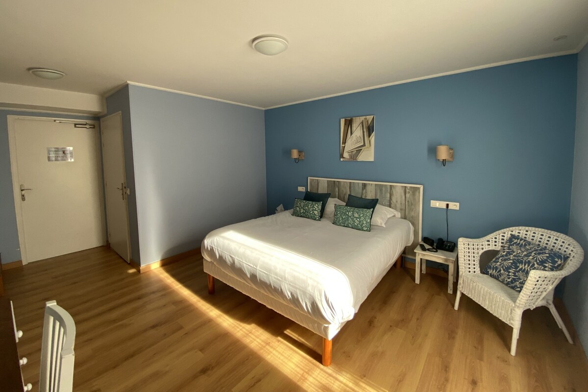 Chambre double, salle de bain attenante (Acces jardin)