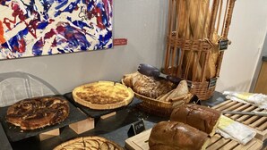 A bakery display with various baked goods, including pies and loaves of bread. - Hôtel des Argousiers (Ambleteuse)