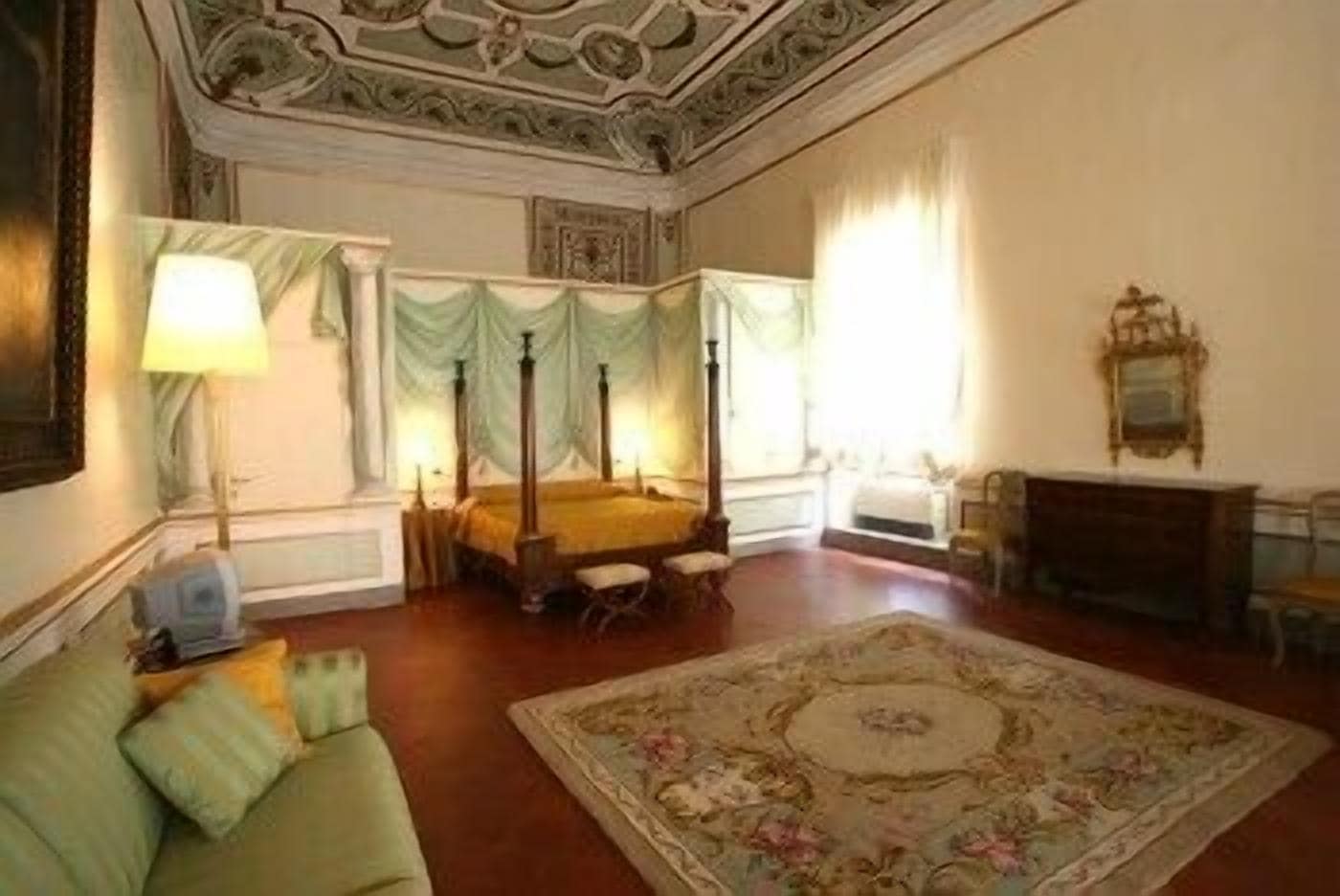 Suite monolocale | Una cassaforte in camera, una scrivania