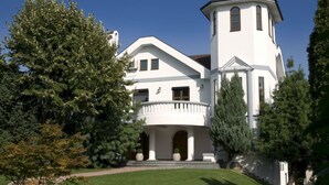 A large, white, two-story building with a central tower and a symmetrical facade. - Villa Belvedere (Belgrade)