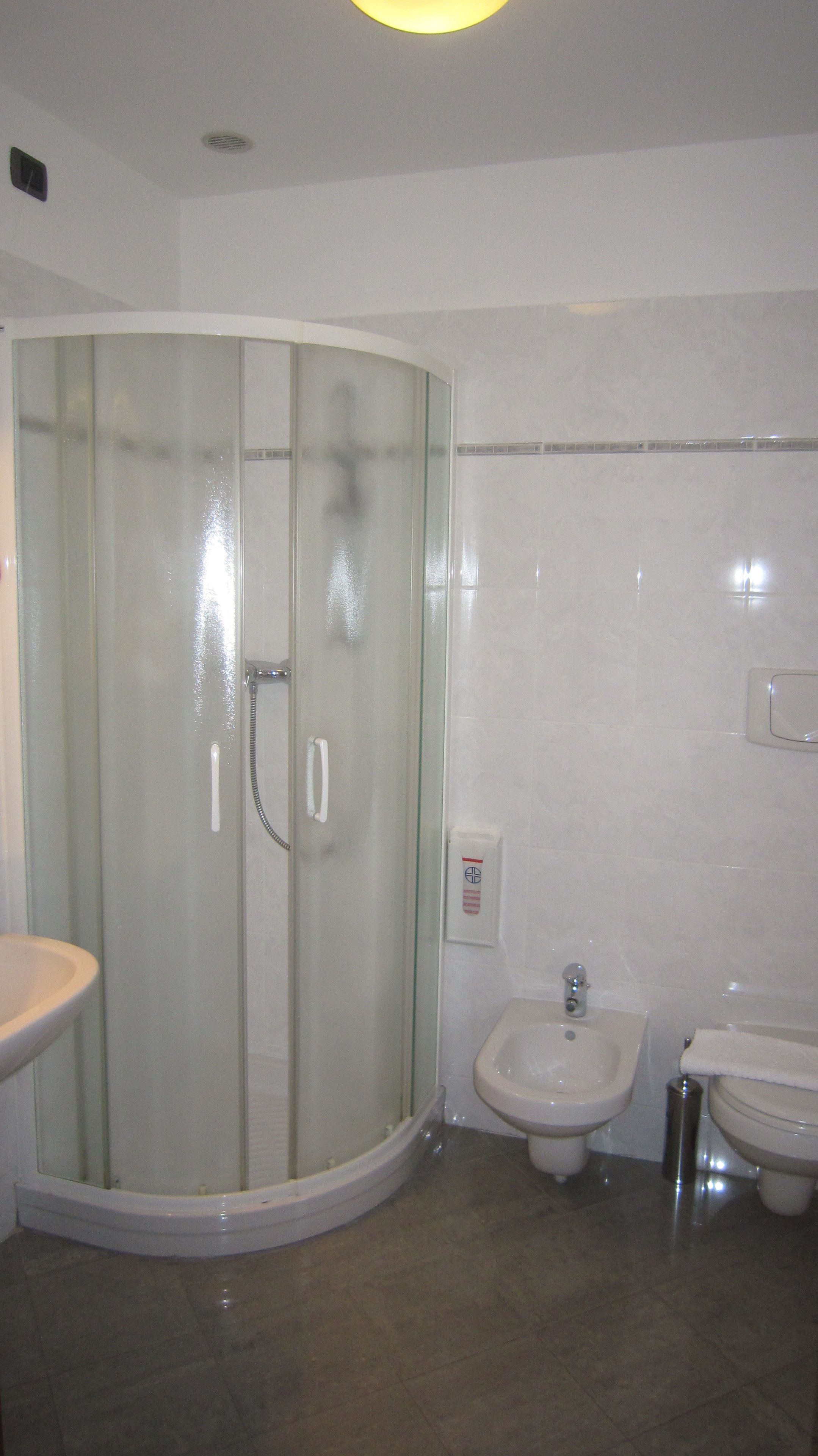 shower, rainfall showerhead, free toiletries, hair dryer