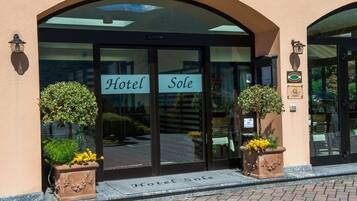 Een hotelentree met een bord waarop