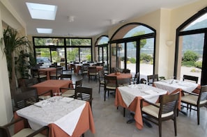 Serveert lunch en diner, Italiaanse gerechten