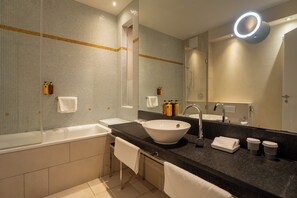 Superior-Suite, Terrasse | Badezimmer | Dusche, Designer-Toilettenartikel, Haartrockner, Bademäntel