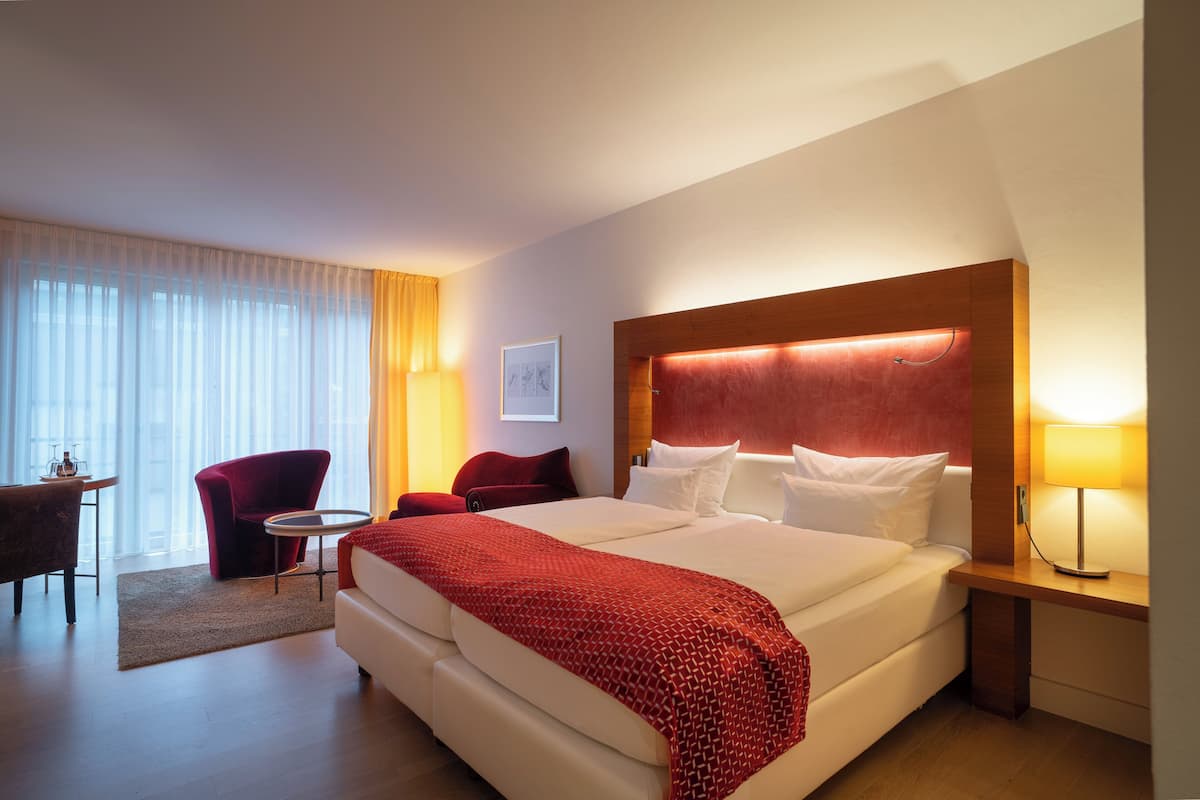 Junior Suite, Park View | Hypo-allergenic bedding, pillowtop beds, minibar, in-room safe