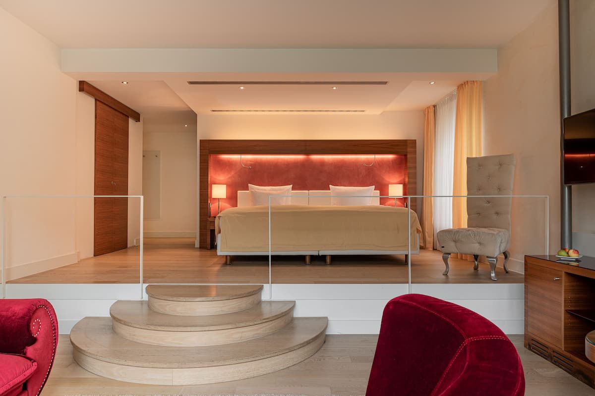 Superior Suite, Patio | 1 bilik tidur, peralatan tempat tidur hipoalergenik, tilam berlapik