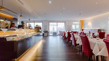 朝食 (ビュッフェ)、毎日提供 (1 名様 25 EUR)