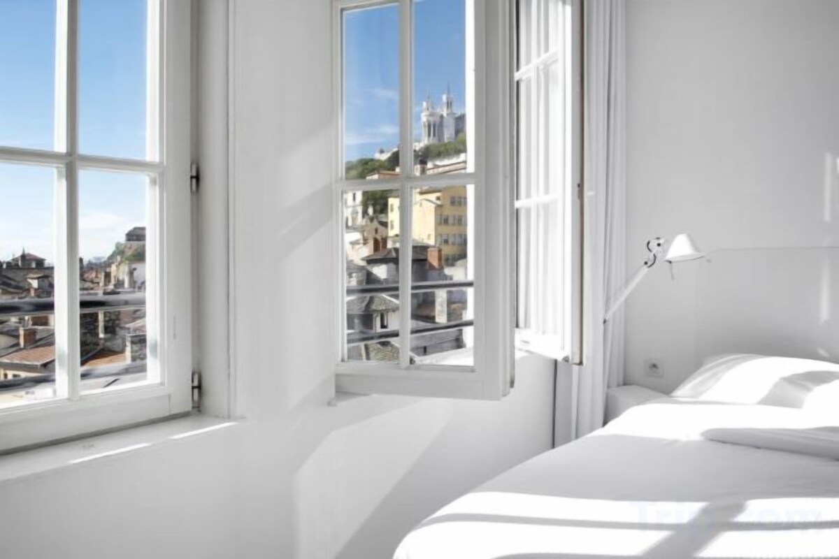 Cofres nos quartos, escrivaninha, cortinas blackout