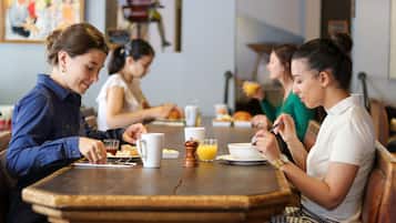 Desayuno buffet (EUR 21 por persona)