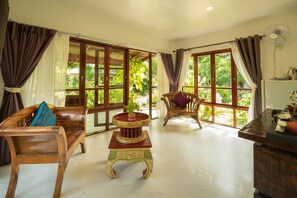 2 Bedroom Gardenside Villa | Living room | 32-inch TV with cable channels, table tennis - Crystal Bay Yacht Club (Koh Samui)