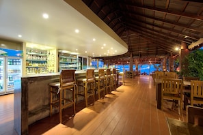 Se sirven desayunos y cocina europea moderna; con vista a la playa