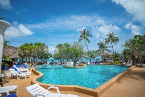 Piscina externa, funciona das 7h às 18h, guarda-sóis, espreguiçadeiras