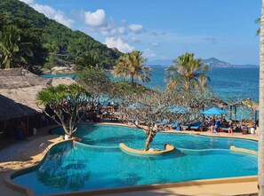 室外游泳池，開放時間為 07:00 至 18:00，提供泳池遮陽傘和日光浴躺椅