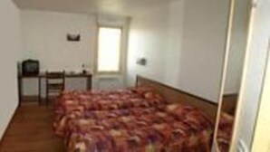 Habitación estándar con 2 camas individuales | Escritorio, cortinas blackout y tabla de planchar con plancha