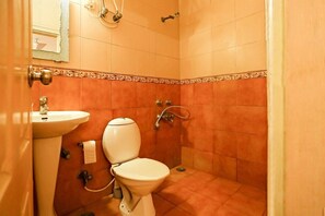 Chuveiro, toalhas de banho, sabonete, shampoo