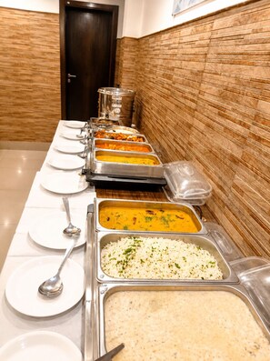 Café da manhã com buffet mediante uma taxa
