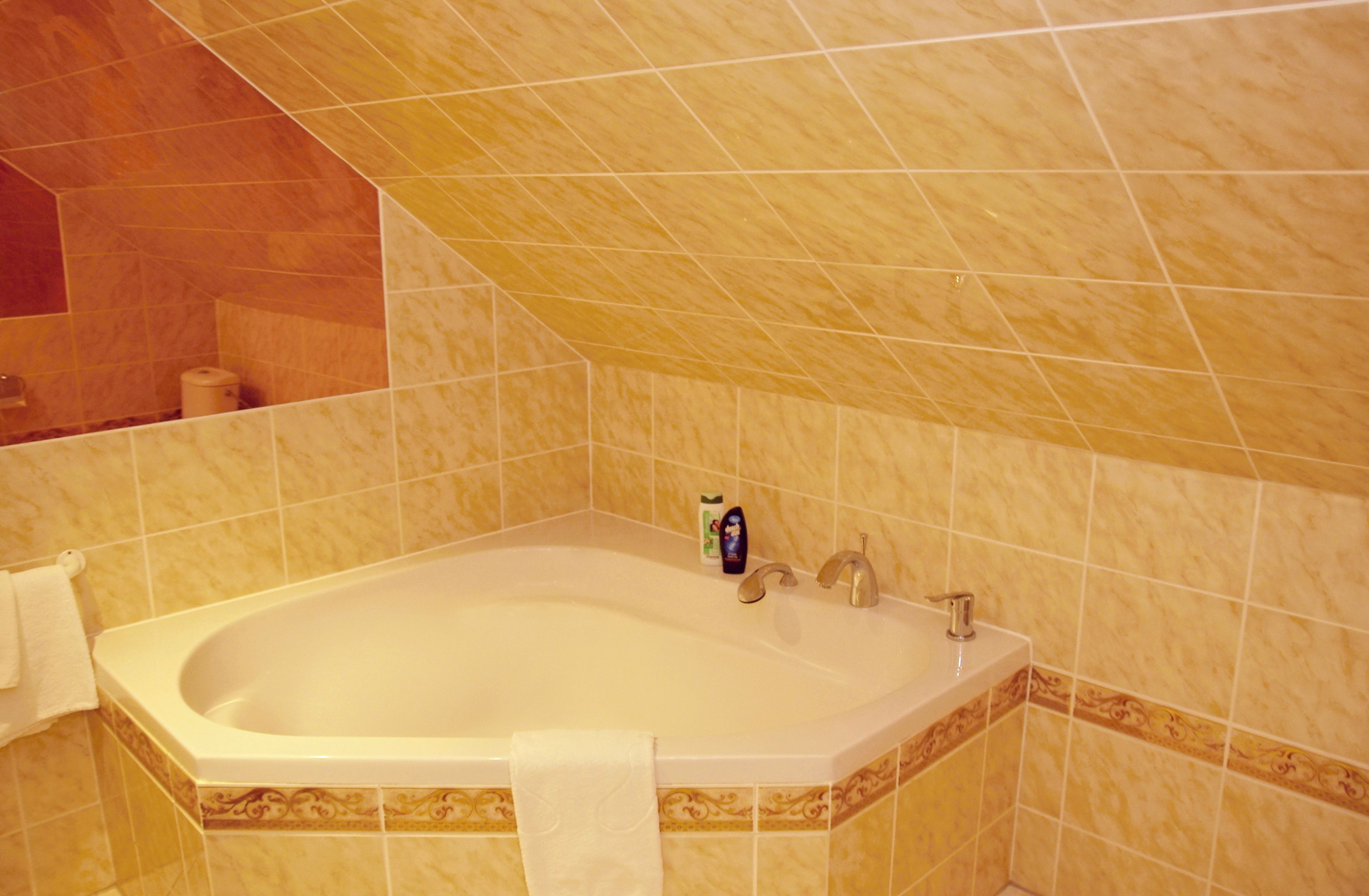 deluxe double room | deep-soaking bathtub